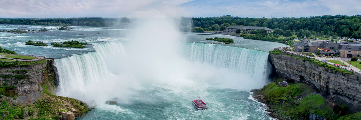 Niagra Falls with tourists in boat